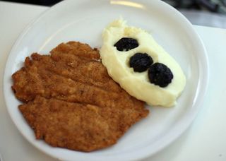 Escalopa de pollo con puré.