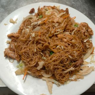 124. Пържено оризово фиде с три вида месо, яйца и зеленчуци  (700г)