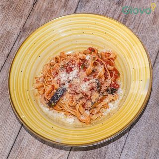 Tagliatelle Norma cu vinete și roșii