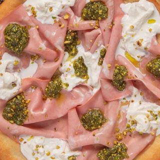 PAN FOCACCIA CON MORTADELLA,CREMA DE BURRATA Y PISTACHOS 