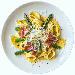 Tonnarelli con asparagi e speck