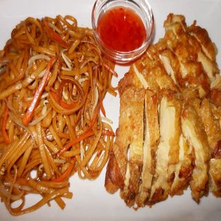 101. Pollo Rebozado y Tallarines Fritas