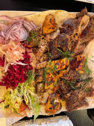 Kebab na talerzu z kurczakiem