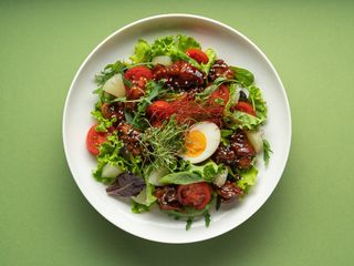 Салат з куркою теріякі