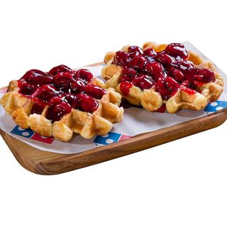 Gofry belgijskie z wiśniami