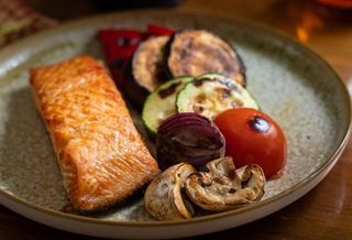 File de somon grill cu legume la grătar ( 420g )