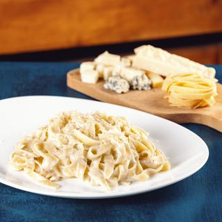 ფეტუჩინი ოთხი ყველის სოუსით