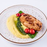 Грудка с картофельным пюре