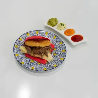 Arepa de mechada con queso