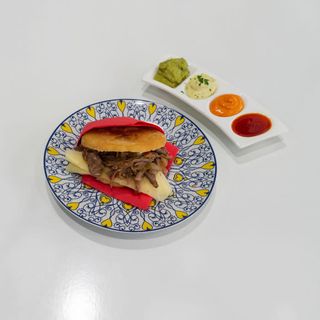 Arepa de mechada con queso