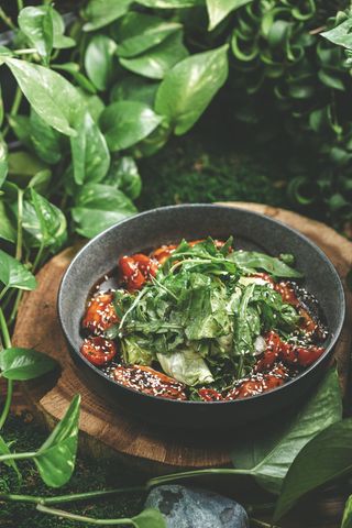 Салат с запечённой форелью и овощами под соусом терияки