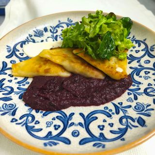 Бандерики з м"ясом та буряковим кремом