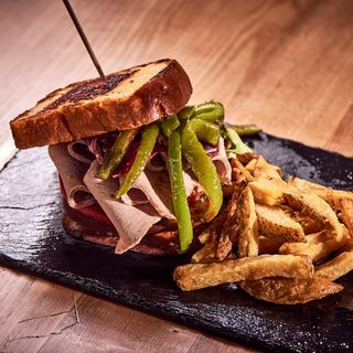 Sandwich serranito Spanisch con patatas