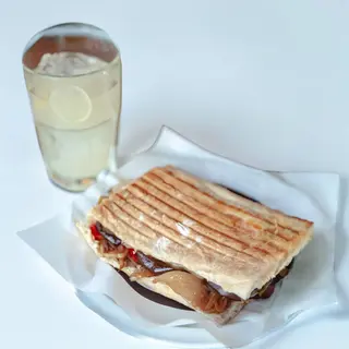 Coca de anchoas, pimiento rojo y berenjena
