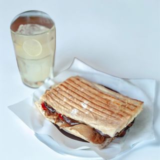 Coca de anchoas, pimiento rojo y berenjena