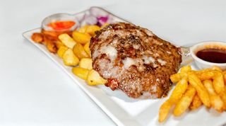 Pljeskavica šefa kuhinje s krumpirićima