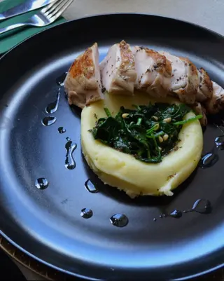 Steak de pui cu piure de cartofi si spanac cu muguri de pin