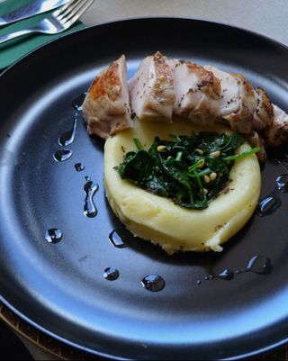 Steak de pui cu piure de cartofi si spanac cu muguri de pin