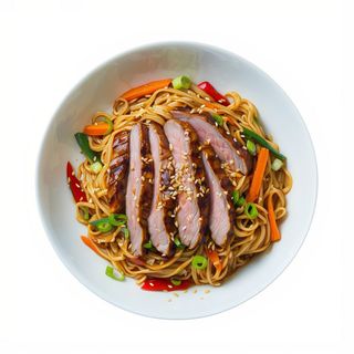 Yakisoba con pato y  verduras (soja-contiene gluten-huevo)