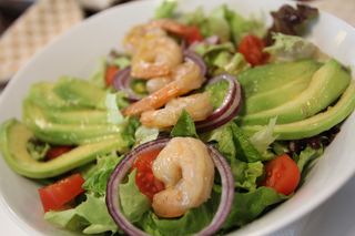 Салата със скариди и авокадо (250г)