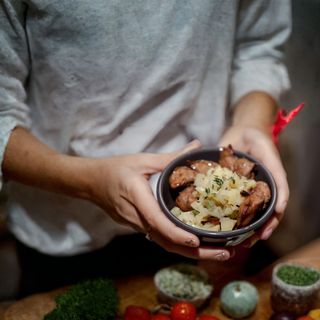 Wątróbka z jabłkiem i pomarańczą z ziemniaki, surówka