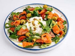 Салат зі слабосоленим лососем, страчателою та фісташками (280г)