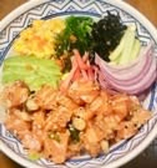 185. Salmón poke bowl