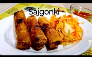 Sajgonki z frytkami i surówką 3szt