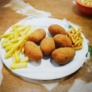 Croquetas de Pollo, 4 Unidades + Patatas Fritas + Salsa
