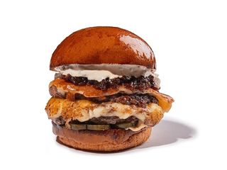 Дабл бургер зі смаженим сиром та трюфельним соусом (380г)
