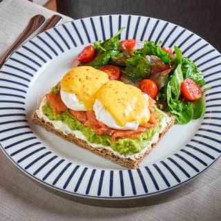 Ouă Royale cu somon și avocado