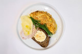 Омлет з кімчі, зеленню та сиром, з індичкою та хлібом, 330 г