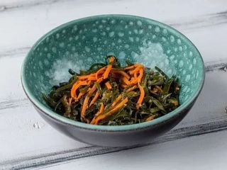 Морська капуста з часником та морквою (100g)