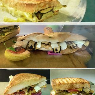 Panino con frittata, mozzarella e zucchine