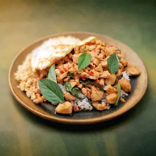 Thai Famous Kapraw De Pollo