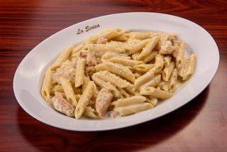 Penne Quattro Formaggi cu Pui