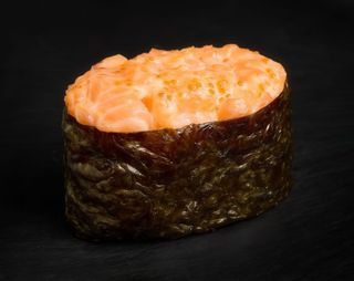 Гункан спайсі лосось (35г)