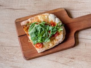 Focaccia mozzarella, cherry y rúcula