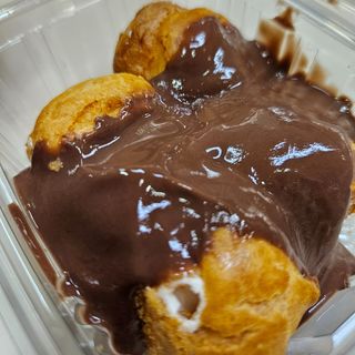 Profiteroles de nata con chocolate