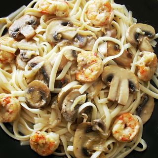 Pasta en Crema de champiñon y lasgostinos