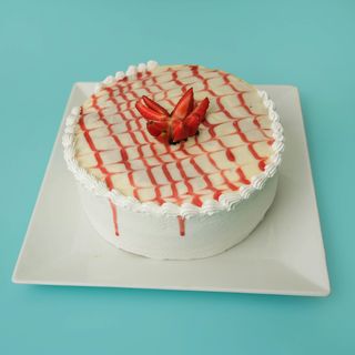 Bolo Brigadeiro Branco, Geleia de Morango e Leite Ninho (Nido)