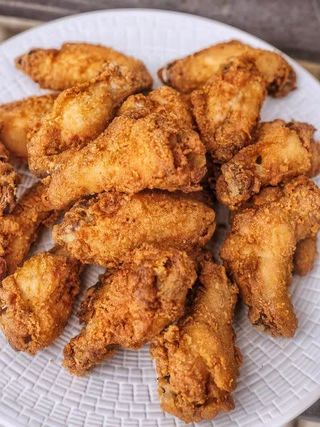 Aripioare ușor picante cu cartofi pai și sos de usturoi