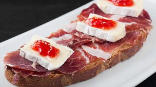 Torrada Jamón, Confitura de Tomate y Queso Brie