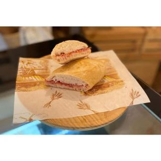 Bocadillo De Jamón Ibérico Con Tomate