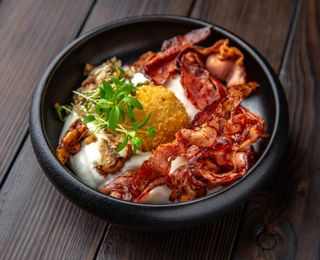 Bacon crocant cu cremă din parmezan şi crochete din caşcaval Dor Blue