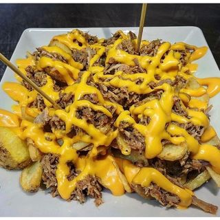 Patate fritte pulled pork e cheddar fuso