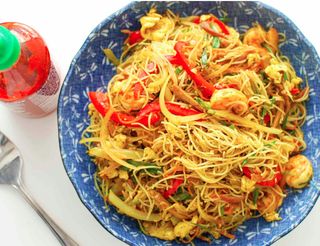 Egg Singapore Noodles - Medium Pack (650ML) + 1 Drink