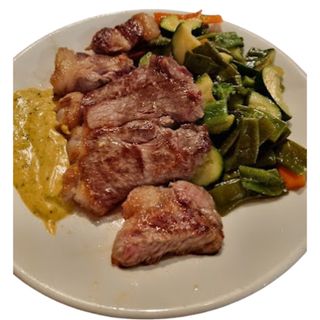 Hamburguesa de chuletón con verduras salteadas