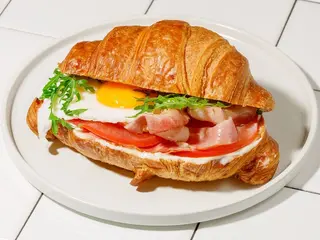 Croissant cu becon