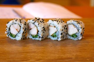 Суши Урамаки печено пиле (4бр-90г)